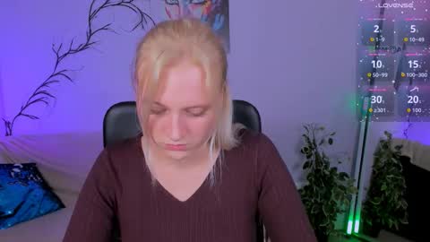 Snapshot of esma_shine chatting on 10.09.25 esma_shine online show from 10.09.25