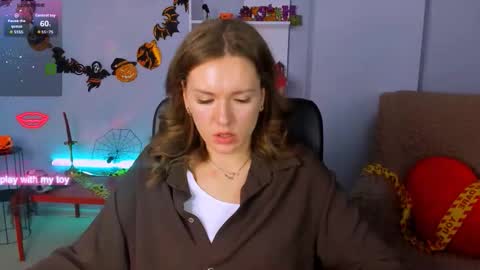 Snapshot of esma_shine chatting on 10.20.25 esma_shine online show from 10.20.25