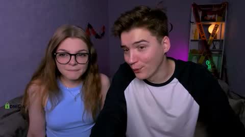 Snapshot of esma_shine chatting on 10.24.25 esma_shine online show from 10.24.25