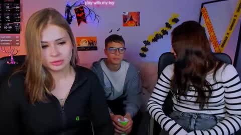 Snapshot of esma_shine chatting on 10.26.25 esma_shine online show from 10.26.25