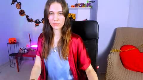 Snapshot of esma_shine chatting on 10.27.25 esma_shine online show from 10.27.25