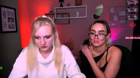 Snapshot of esma_shine chatting on 10.29.25 esma_shine online show from 10.29.25