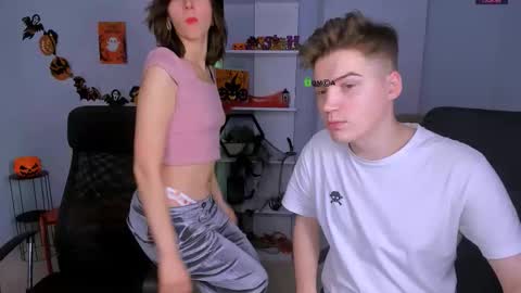 Snapshot of esma_shine chatting on 10.30.25 esma_shine online show from 10.30.25