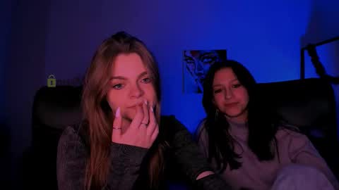 Snapshot of esma_shine chatting on 11.13.25 esma_shine online show from 11.13.25