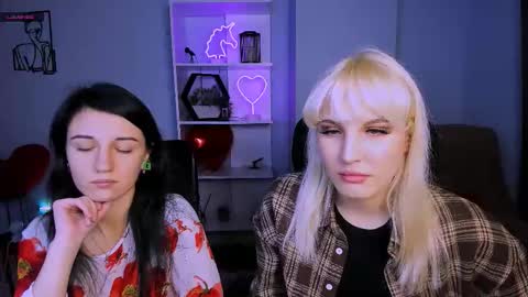 Snapshot of esma_shine chatting on 11.24.25 esma_shine online show from 11.24.25