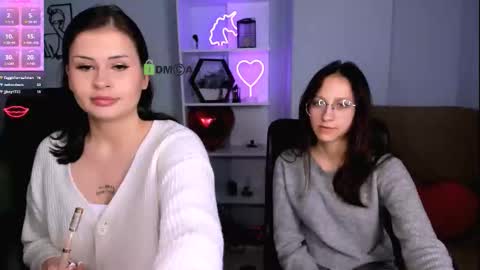 Snapshot of esma_shine chatting on 11.26.25 esma_shine online show from 11.26.25