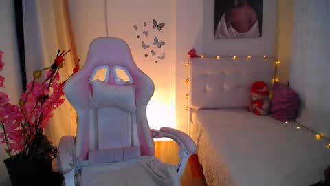 Snapshot of esmeralda098 chatting on 02.15.25 Esmeralda online show from 02.15.25