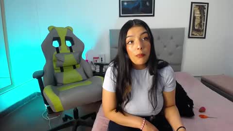 Snapshot of esmeraldaa_sc chatting on 10.23.25 Perla online show from 10.23.25