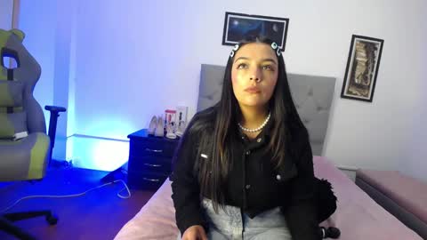 Snapshot of esmeraldaa_sc chatting on 10.27.25 Perla online show from 10.27.25