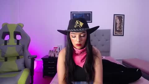 Snapshot of esmeraldaa_sc chatting on 10.28.25 Perla online show from 10.28.25