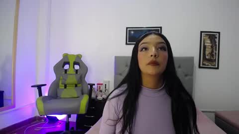 Snapshot of esmeraldaa_sc chatting on 10.29.25 Perla online show from 10.29.25