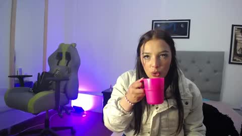 Snapshot of esmeraldaa_sc chatting on 11.01.25 Perla online show from 11.01.25