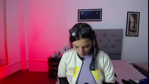 Snapshot of esmeraldaa_sc chatting on 11.15.25 Perla online show from 11.15.25