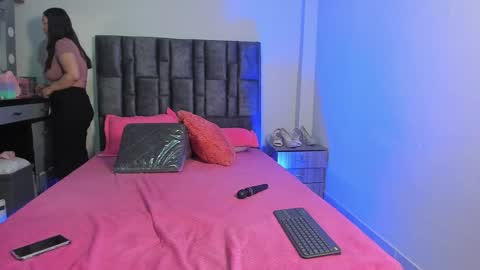 Snapshot of esmeraldaa_sc chatting on 11.21.25 Perla online show from 11.21.25