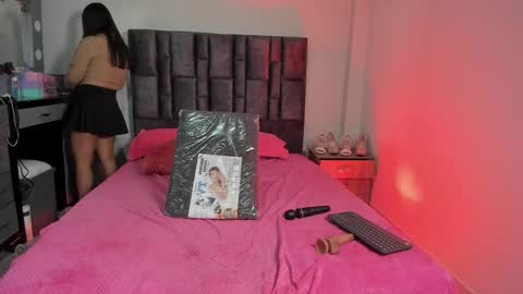 Snapshot of esmeraldaa_sc chatting on 11.24.25 Perla online show from 11.24.25