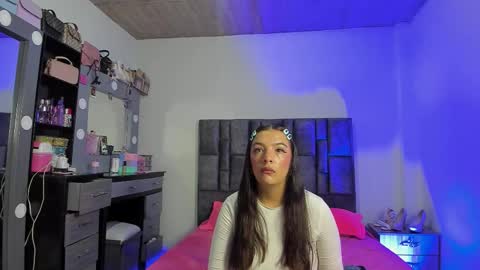 Snapshot of esmeraldaa_sc chatting on 12.01.25 Perla online show from 12.01.25