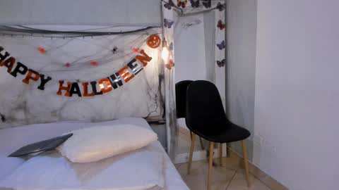 esmeraldanyx online show from 10.28.25