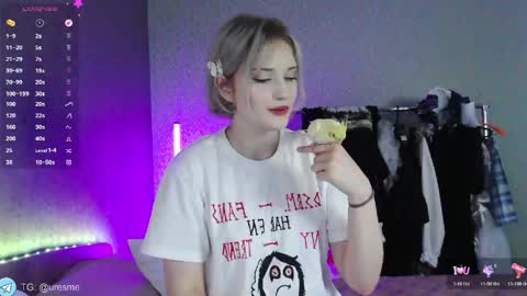 Snapshot of esmevelvet chatting on 05.18.26 Esme online show from 05.18.26