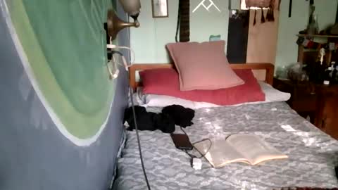 Snapshot of especuloshumeantes chatting on 12.20.25 Gea y Uranus online show from 12.20.25