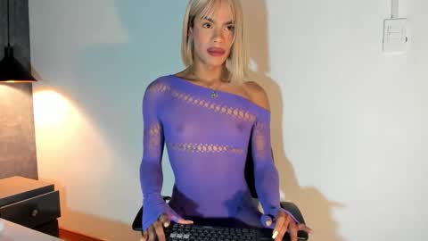 Snapshot of esteban_cor chatting on 10.14.25 Salome online show from 10.14.25