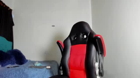 Snapshot of estebanlobo chatting on 11.17.25 estebanlobo online show from 11.17.25