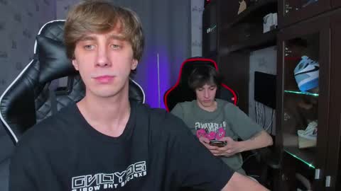 Snapshot of esthetics_boys chatting on 02.20.25 LOUIS online show from 02.20.25