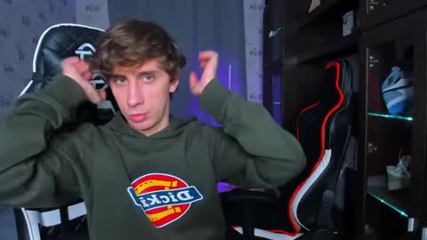 Snapshot of esthetics_boys chatting on 02.22.25 LOUIS online show from 02.22.25