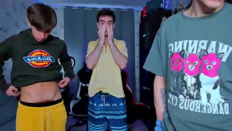 Snapshot of esthetics_boys chatting on 03.10.25 LOUIS online show from 03.10.25