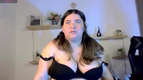 Snapshot of estrella_gold chatting on 11.18.25 Estrella online show from 11.18.25