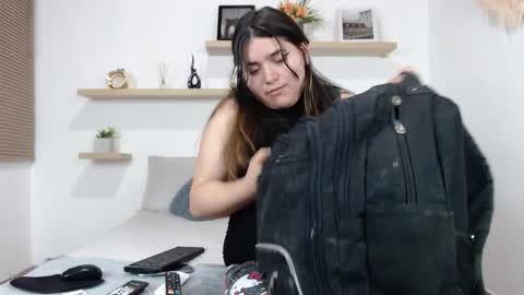 Snapshot of estrella_gold chatting on 12.18.25 Estrella online show from 12.18.25