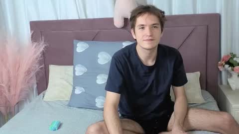 Snapshot of ethansinful chatting on 10.01.25 Ethan online show from 10.01.25