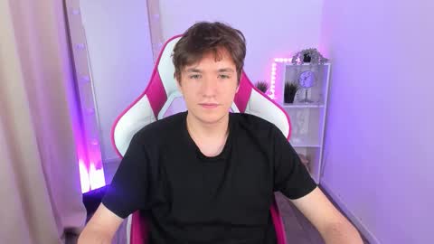 Snapshot of ethansinful chatting on 10.09.25 Ethan online show from 10.09.25