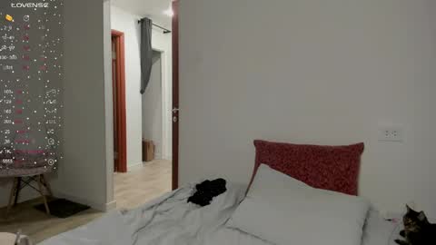 Veronica Tiia Lilith left to right online show from 04.03.26