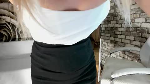 Snapshot of eva_melow chatting on 11.16.25 Eva online show from 11.16.25