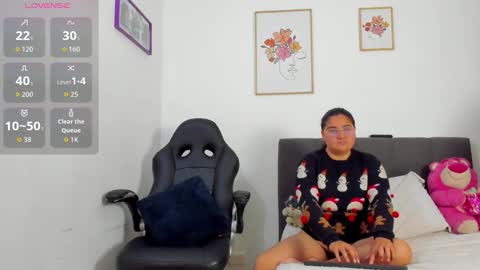 Snapshot of eva_mia_ chatting on 12.22.25 Eva y Mia online show from 12.22.25