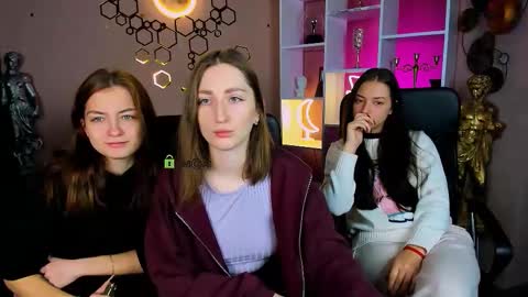 Snapshot of eva_smiith_ chatting on 12.22.25 Eva online show from 12.22.25