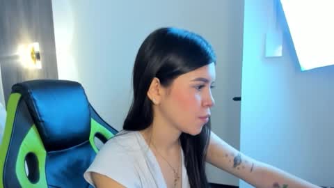 Snapshot of eva_swan_ chatting on 02.23.26 E V A online show from 02.23.26