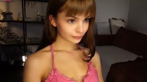 Snapshot of eva_zill_blossom chatting on 10.04.25 Hello my name is Eva its my first day here online show from 10.04.25