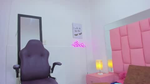 Snapshot of evaa_white chatting on 11.12.25 evaa_white online show from 11.12.25