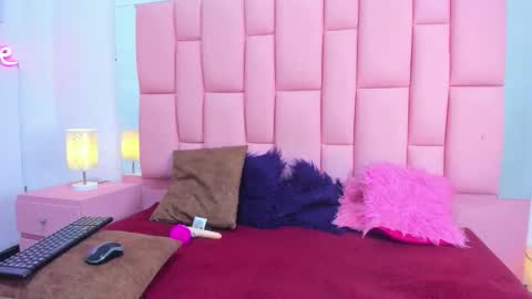 Snapshot of evaa_white chatting on 11.22.25 evaa_white online show from 11.22.25