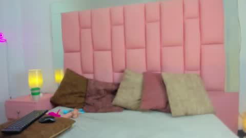 Snapshot of evaa_white chatting on 12.01.25 evaa_white online show from 12.01.25