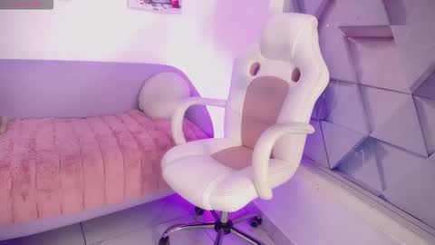 Snapshot of evagoddess_ chatting on 12.05.25 EVA GODDESS online show from 12.05.25