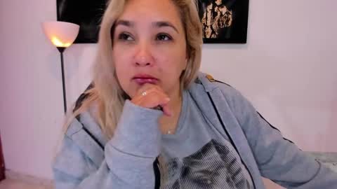 Snapshot of evamilff_ chatting on 01.06.25 Eva online show from 01.06.25