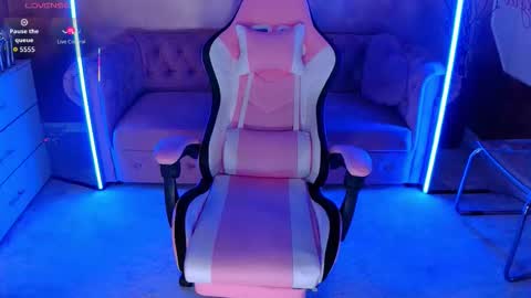 Snapshot of evanew_ chatting on 10.24.25 Eva online show from 10.24.25