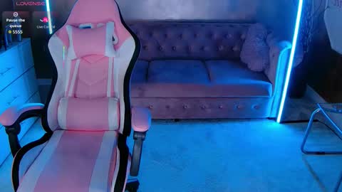 Snapshot of evanew_ chatting on 11.06.25 Eva online show from 11.06.25