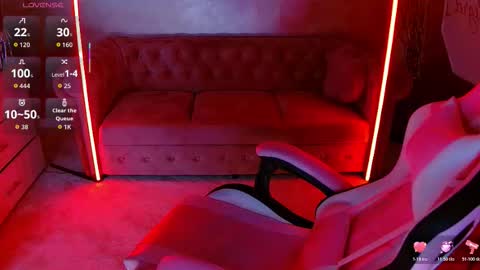 Snapshot of evanew_ chatting on 11.30.25 Eva online show from 11.30.25