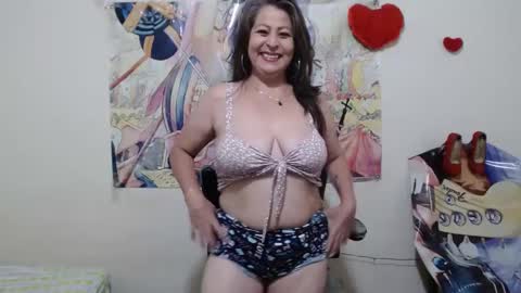 Snapshot of evangelinhotxxx33 chatting on 10.14.25 Eva online show from 10.14.25