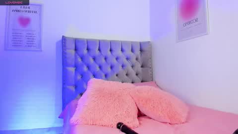 Snapshot of evaolimpo chatting on 10.25.25 Eva Olimpo online show from 10.25.25