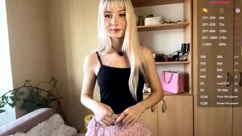 Snapshot of evaqt chatting on 11.08.25 Eva online show from 11.08.25