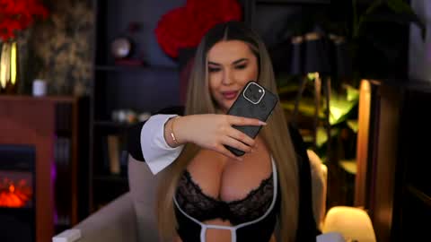 Snapshot of evasunderland chatting on 04.17.26 Eva online show from 04.17.26